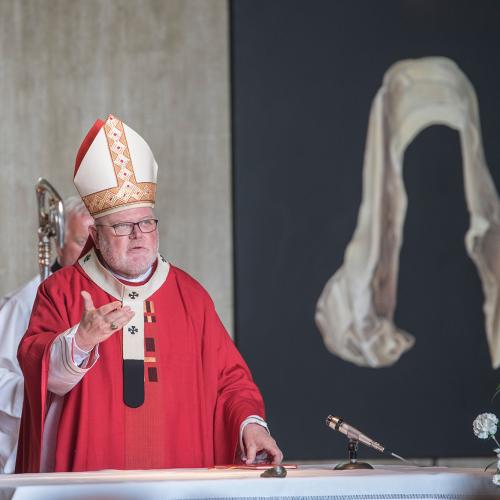 © Fred Rauscher - Kardinal Marx zelebriert in St. Stefan vor dem Gemälde Maria von Eliane Zinner