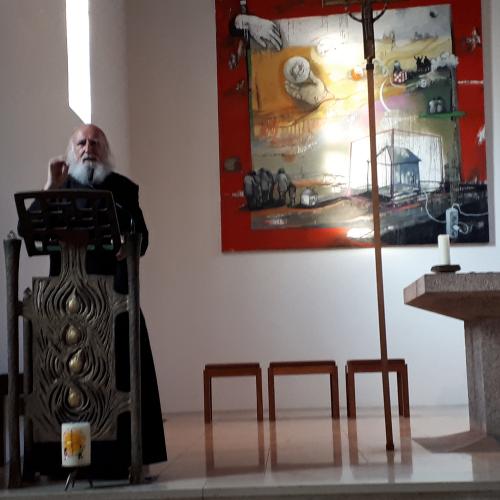 Pater Anselm Grün beim Vortrag vor einem Werk von Ilana Lewitan, St. Johannes Evangelist